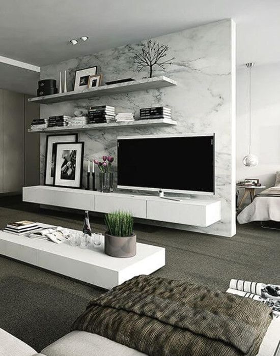 La télévision au mur