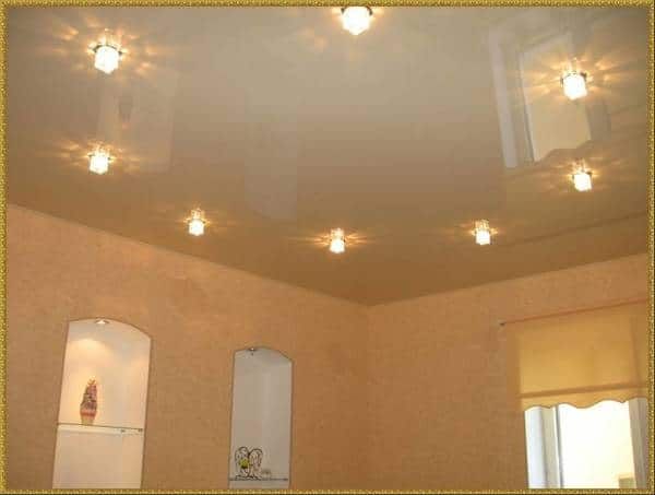 Lumières intégrées au plafond suspendu.