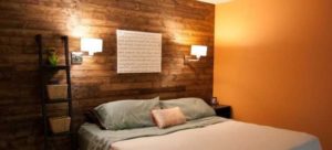 La hauteur de l'applique au dessus du lit dans la chambre.