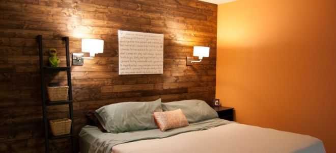 La hauteur de l'applique au dessus du lit dans la chambre.