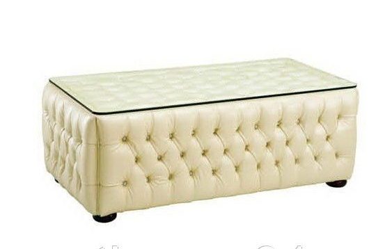 Table basse en cuir.