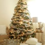 Décoration dorée du sapin de Noël.