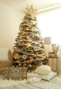 Décoration dorée du sapin de Noël.