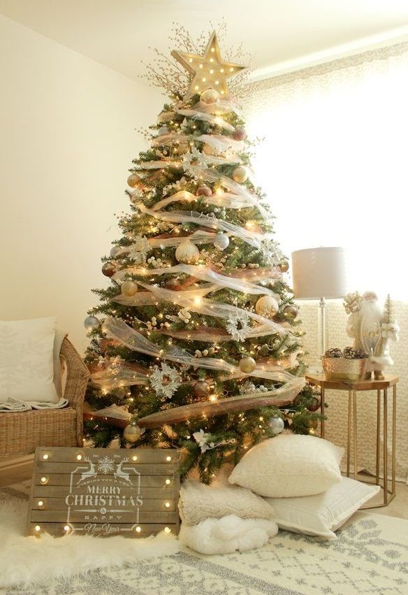 Décoration dorée du sapin de Noël.