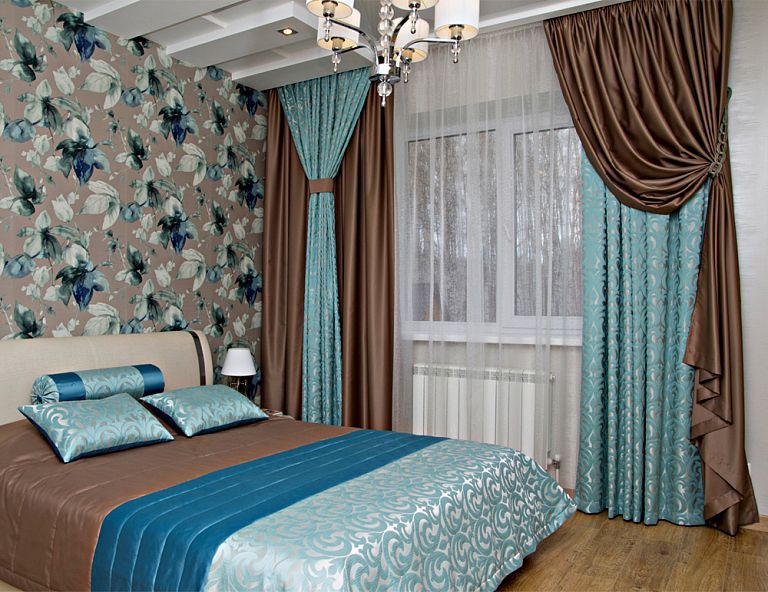 Rideaux turquoise dans la chambre