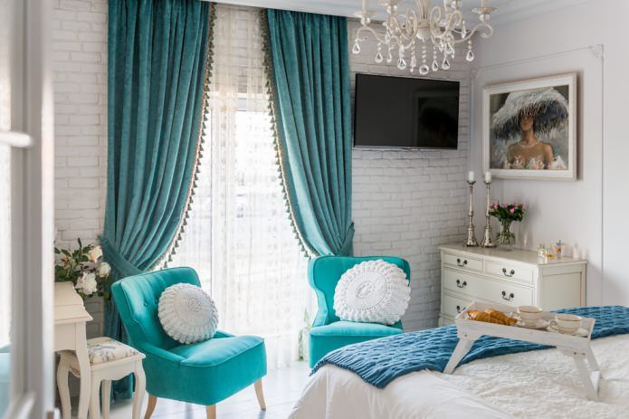 Rideaux turquoise dans la chambre