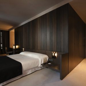 Lit dans une chambre minimaliste