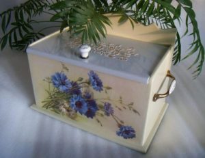 découpage d'une boîte à pain en plastique