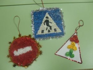 instructions pour fabriquer un panneau routier pour un arbre de Noël