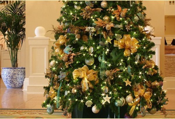 Sapin de Noël en or.