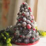 comment décorer un sapin de Noël avec des pommes de pin