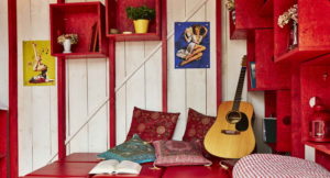 guitare et peintures comme attributs