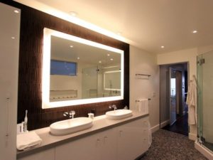 utiliser un miroir lumineux dans la salle de bain