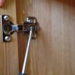 comment réparer une porte d'armoire