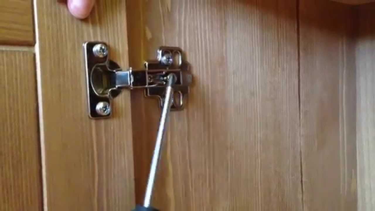 comment réparer une porte d'armoire