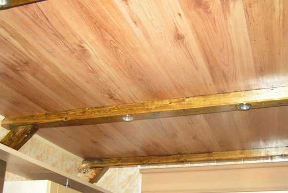 Stratifié au plafond