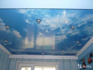 plafond dans la chambre d'enfant