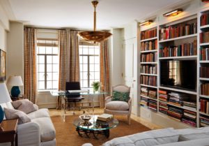 étagères ouvertes au-dessus de la télévision