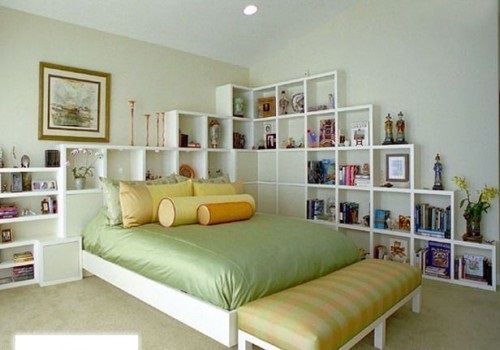 étagères le long de l'espace mural