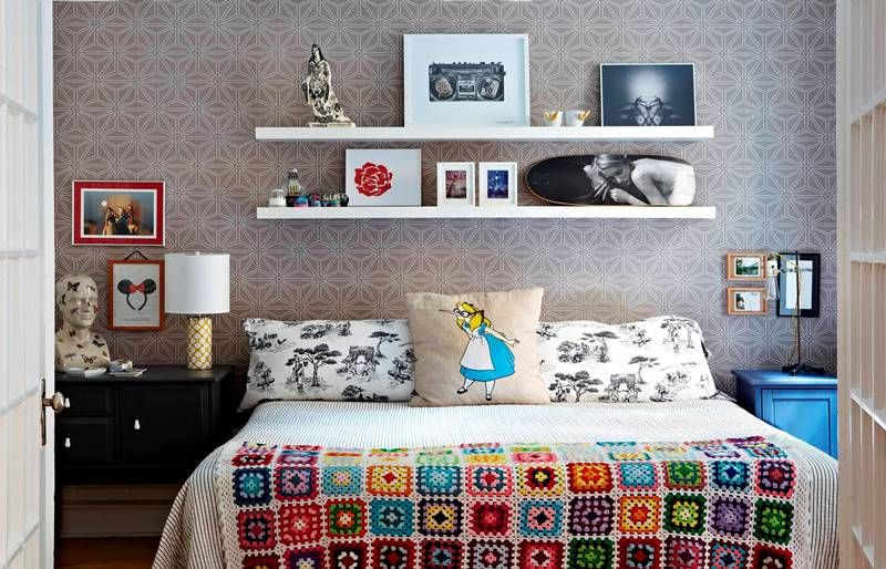 étagères au dessus du lit