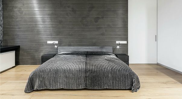 dans une chambre sombre