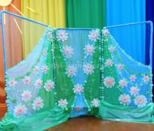 écran fait de tuyaux en plastique