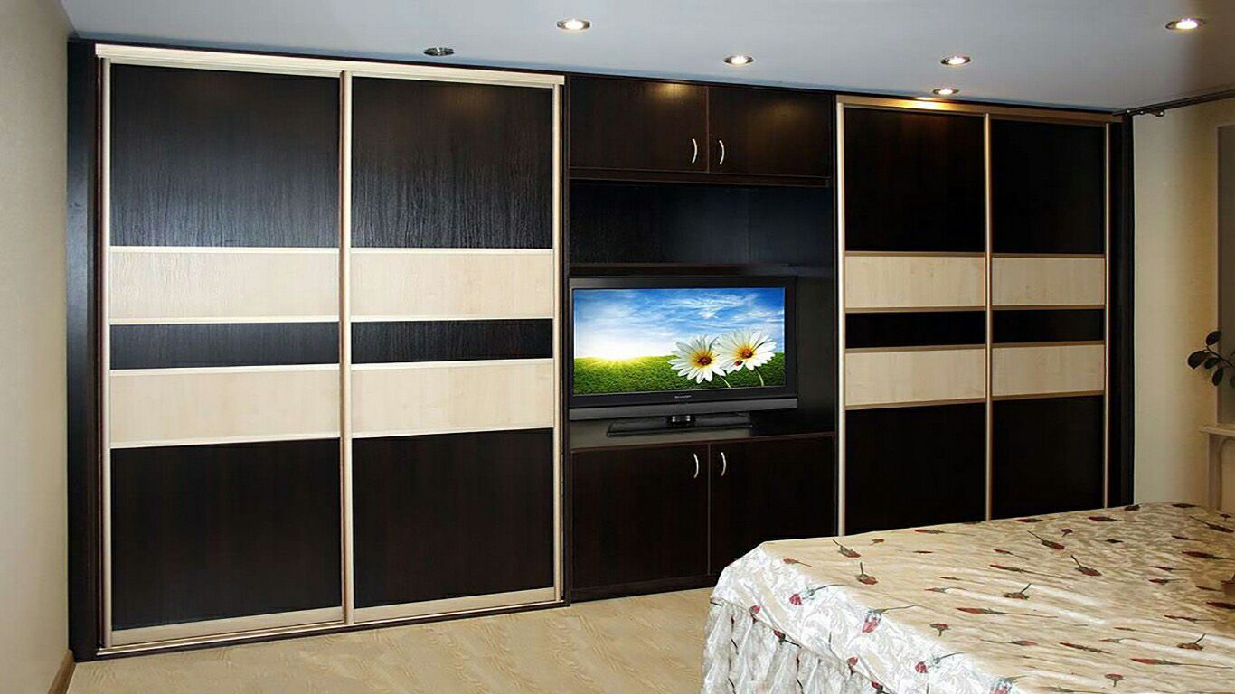 Armoire avec TV au milieu