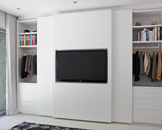 Armoire avec TV au milieu