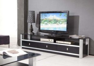 de la poussière s'est accumulée sur le téléviseur