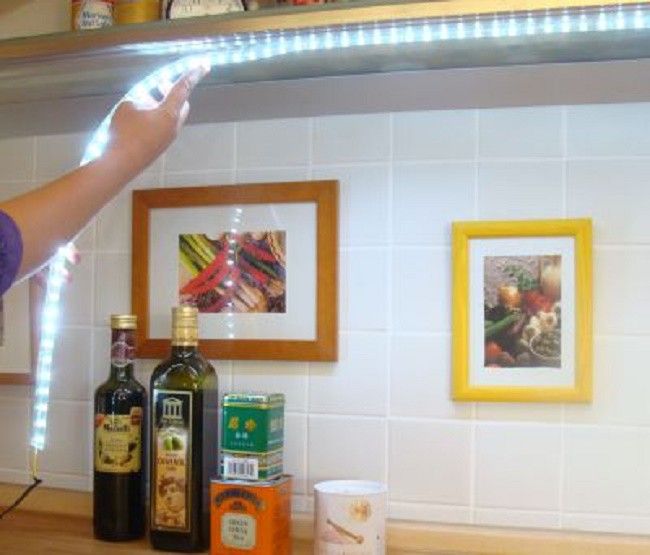Collez la bande LED sur le meuble de cuisine