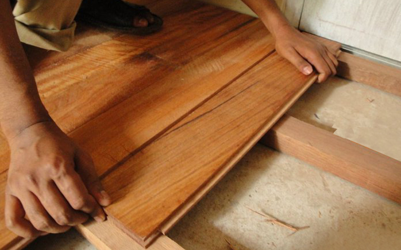 Pose de planches pleines sur solives.