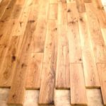 Planche de parquet massive.