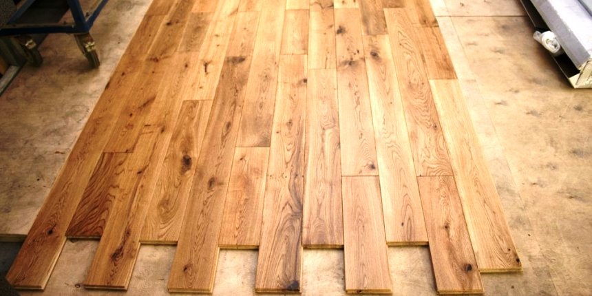 Planche de parquet massive.