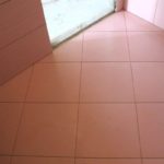 Carrelage au mur et au sol.