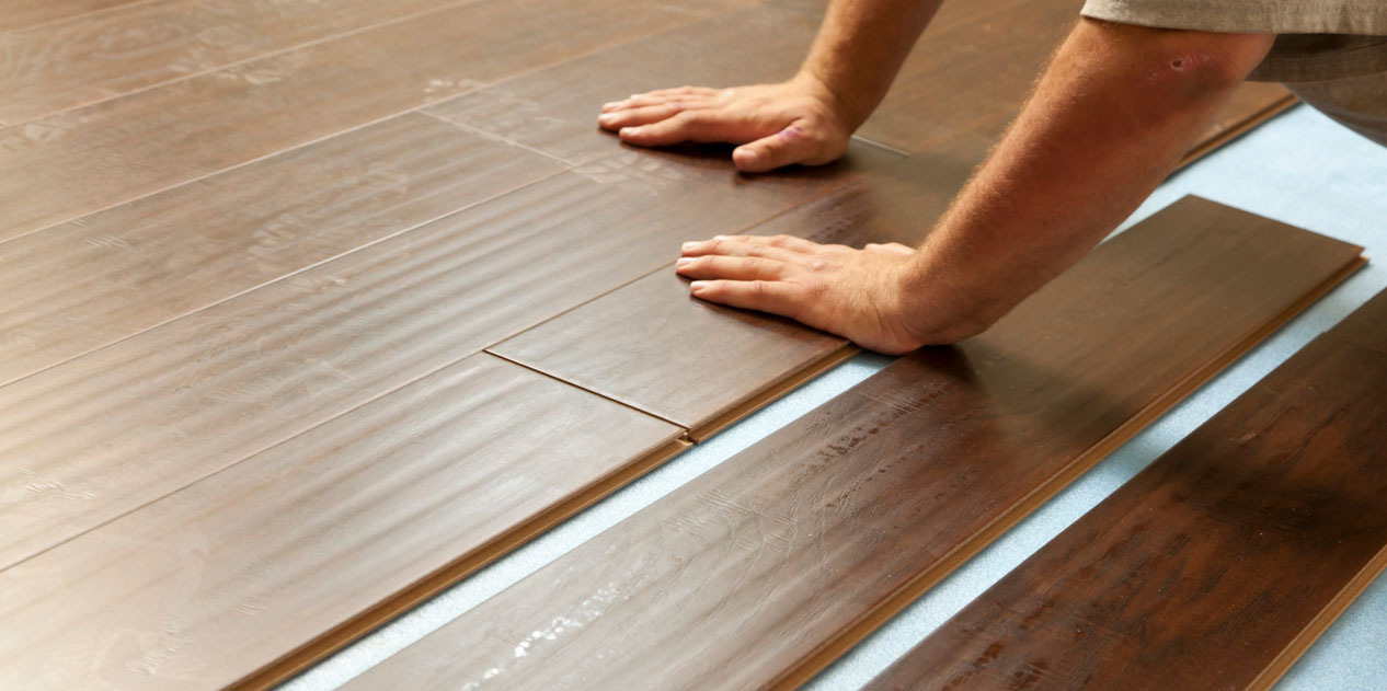 Pose de planches de parquet sur bois.