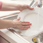 faire la vaisselle lors d'une fête