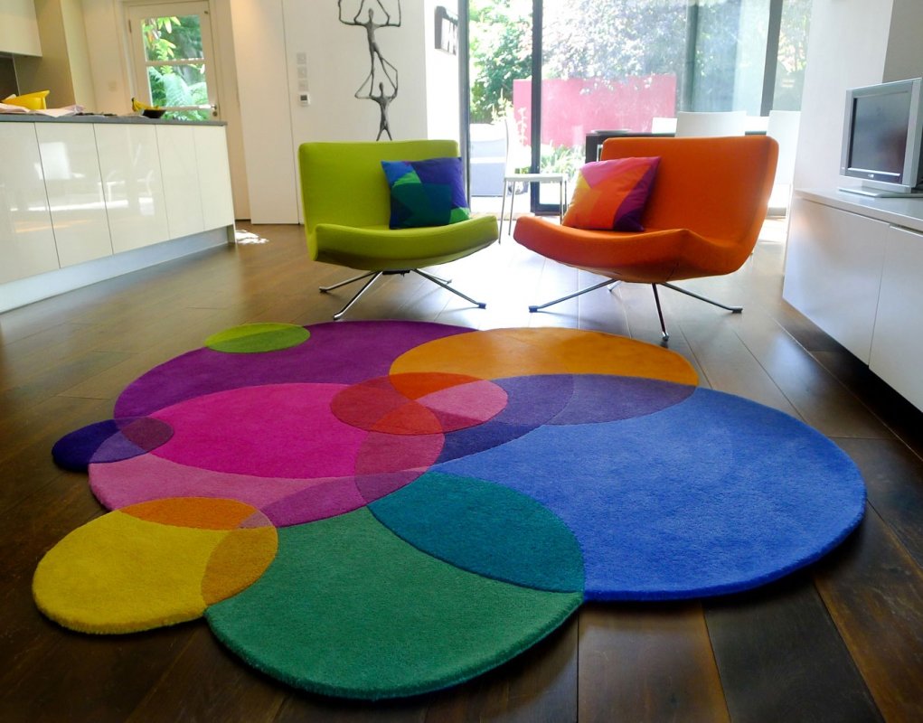 Une variété de formes, de couleurs vives et de designs de tapis BCF.