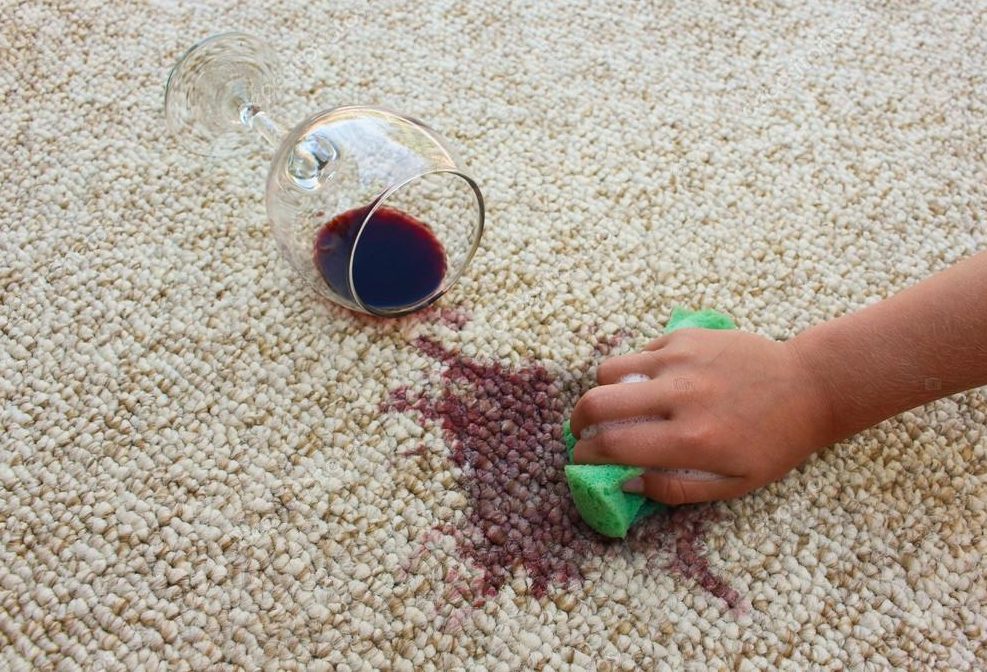 Nettoyer le vin du tapis.