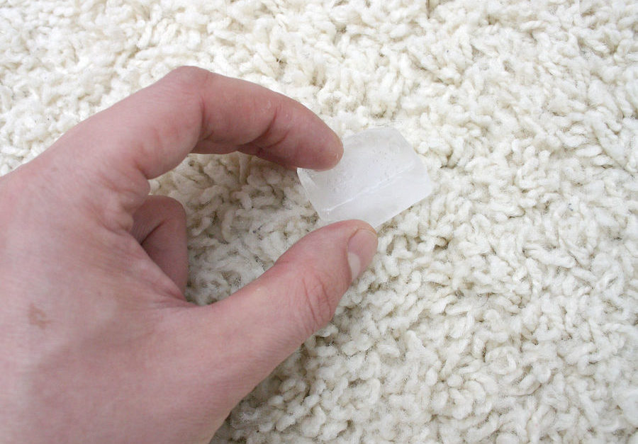 Nettoyer le tapis du chewing-gum et de la pâte à modeler.