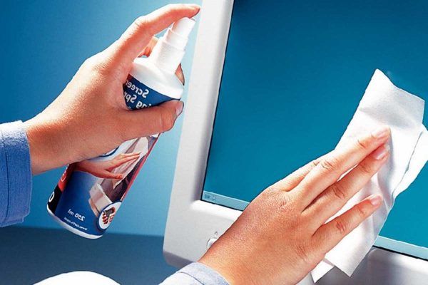 Utiliser des sprays spéciaux pour nettoyer les moniteurs.