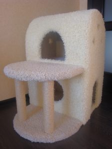 Maison pour chat en tapis.