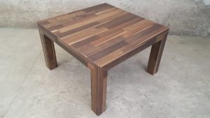 Table fabriquée à partir de restes de revêtement de sol stratifié.