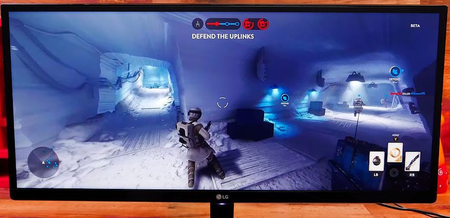 Moniteur de jeu avec haut-parleurs intégrés.