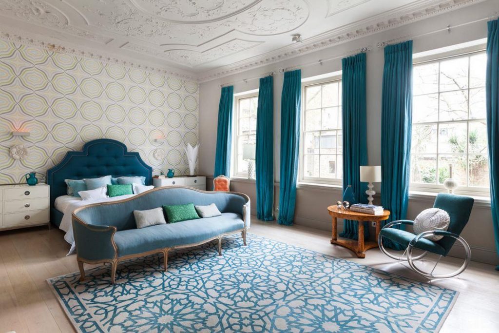 moquette dans une chambre bleue et blanche.