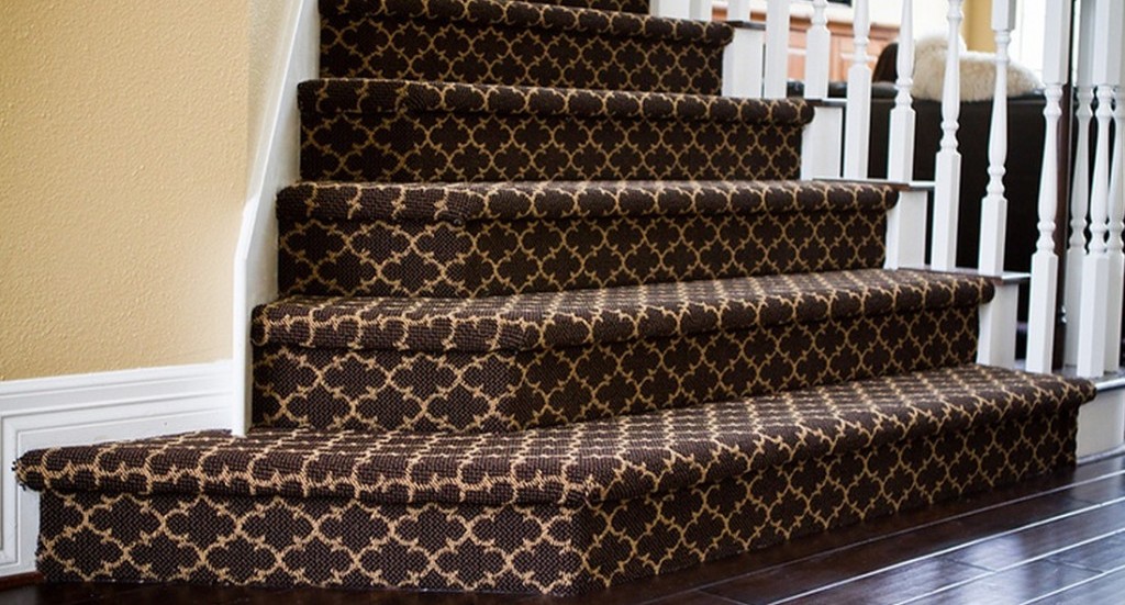 Escalier avec tapis.