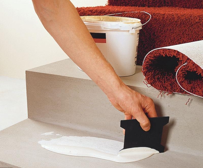 Fixation du tapis avec de la colle.