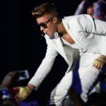 Quel est le nom du microphone sur l'oreille pour la performance 4