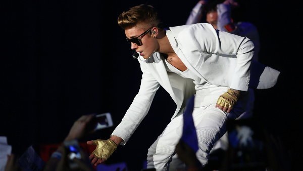 Quel est le nom du microphone sur l'oreille pour parler ? 