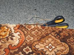 Comment traiter le bord d'un tapis à la maison
