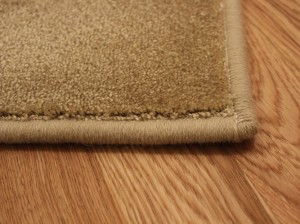 Comment traiter le bord d'un tapis à la maison
